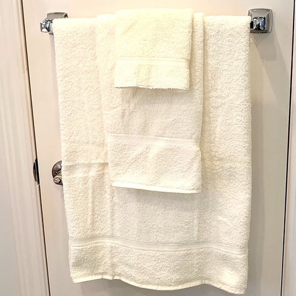 SALE! NEW Off-White Bath Towels, Bath, Hand & Face, Set for 2! - Picture 8 of 12